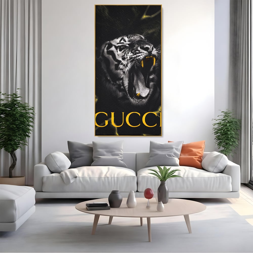 Tablou canvas cu tablou vertical cu tigru si text, in rama de aluminiu auriu, pe perete intr-un living
