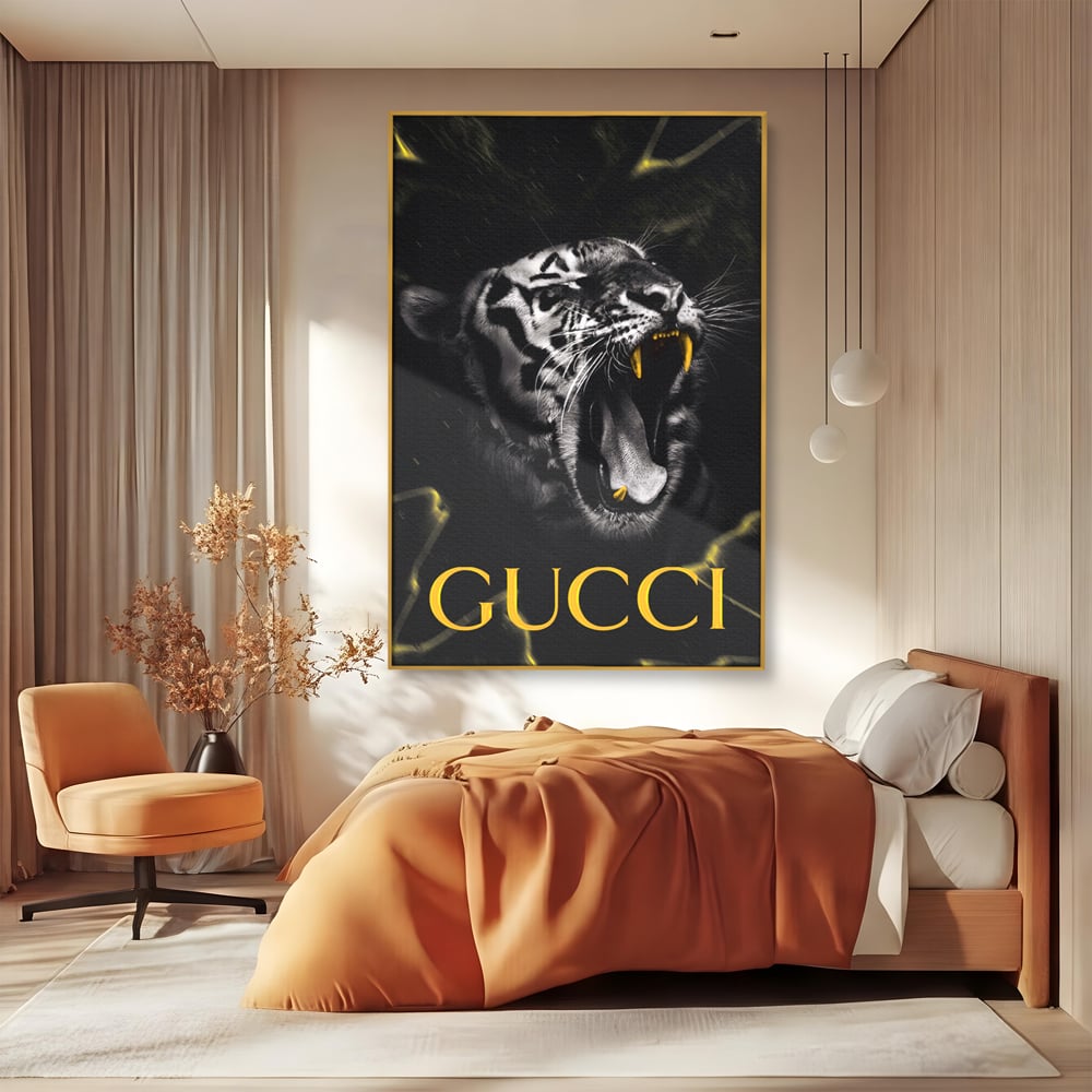 Tablou canvas cu tablou vertical cu tigru si text, in rama de aluminiu auriu, pe perete intr-un dormitor