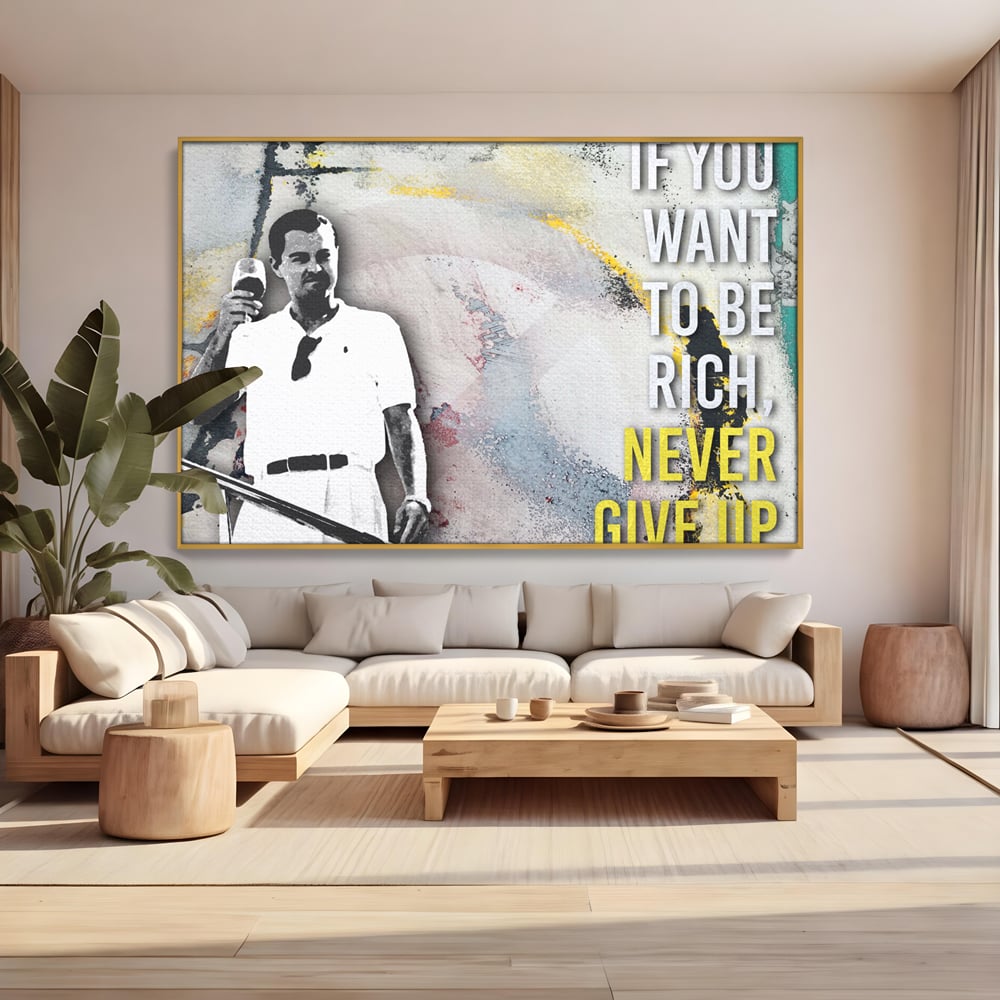 Tablou canvas cu tablou canvas cu leonardo dicaprio, in rama de aluminiu auriu, pe perete intr-un living