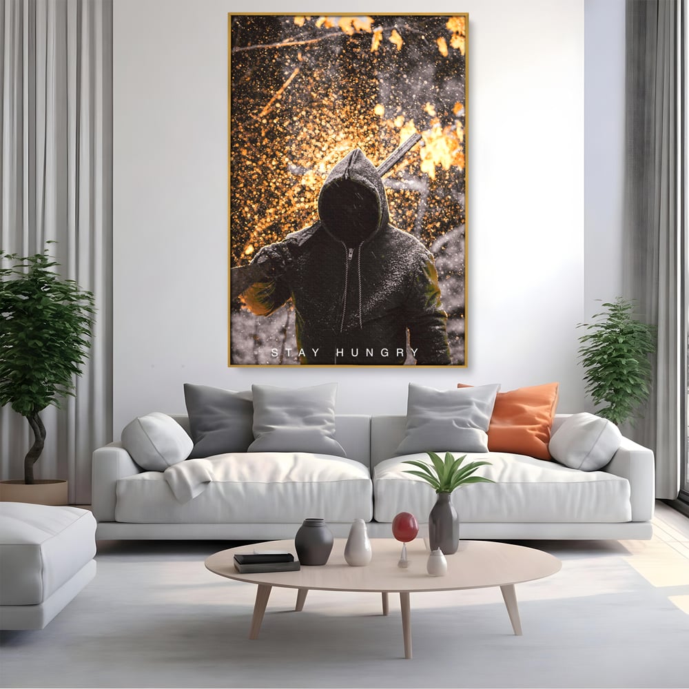 Tablou canvas cu tablou canvas cu silueta motivationala, in rama de aluminiu auriu, pe perete intr-un living