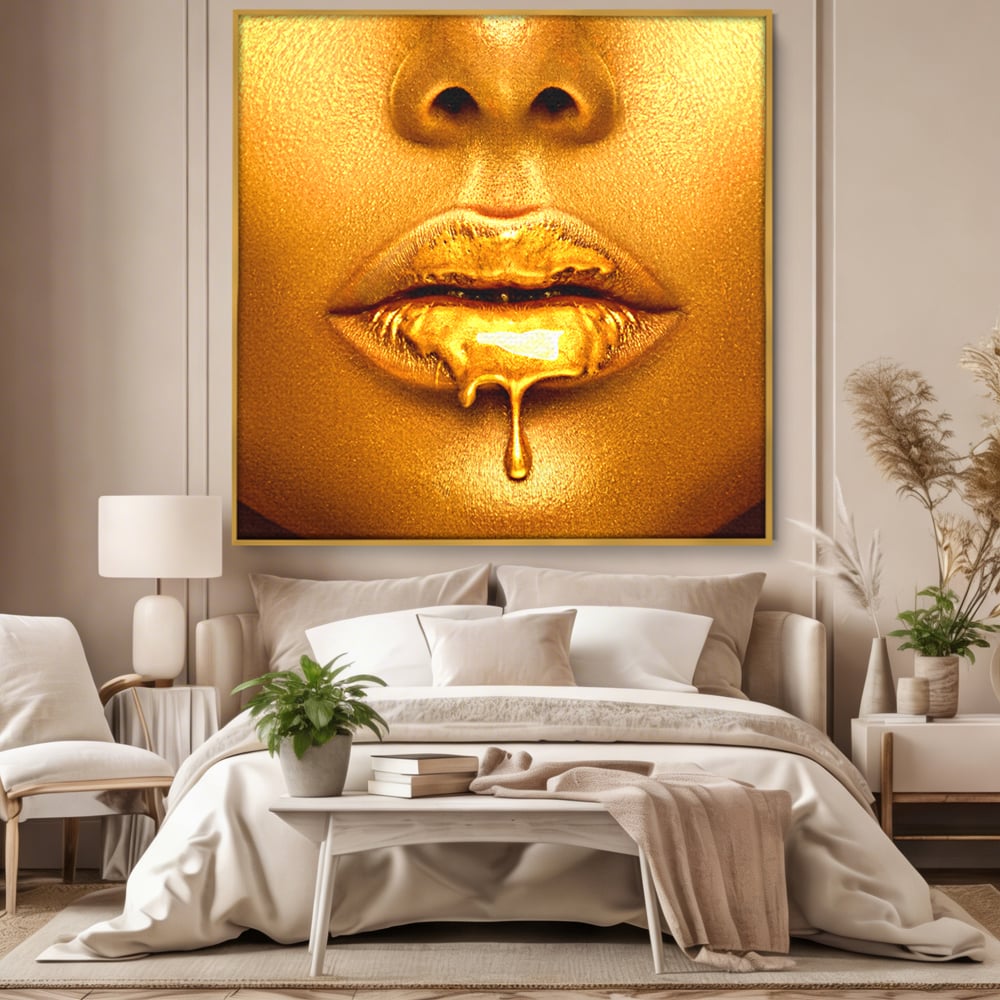 Tablou canvas cu tablou canvas cu buze aurii si luci, in rama de aluminiu auriu, pe perete intr-un dormitor