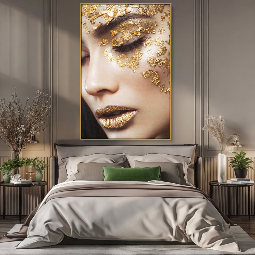 Tablou canvas cu portret feminin cu aplicatii aurii, in rama de aluminiu auriu, pe perete intr-un dormitor