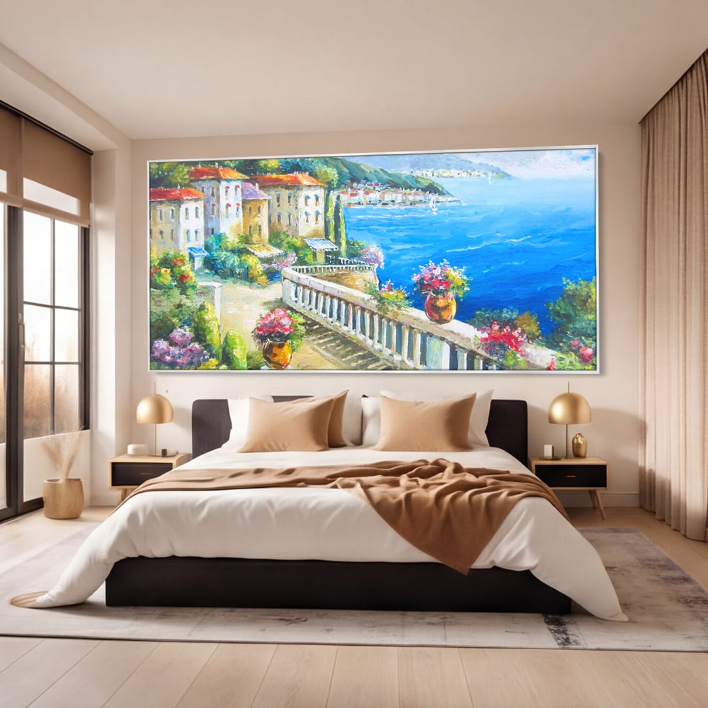 Tablou canvas cu pictura case pe malul marii, in rama de aluminiu argintiu, pe perete intr-un dormitor