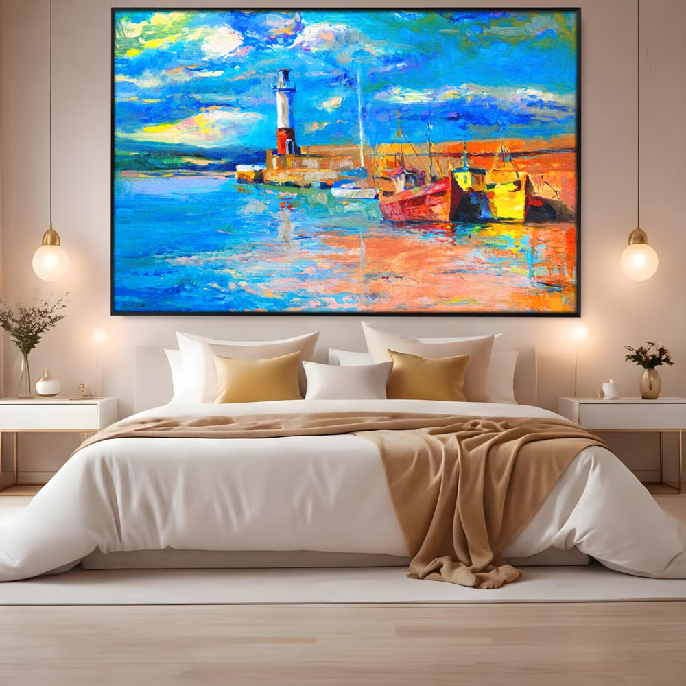 Tablou canvas cu tablou canvas cu far si barci, in rama de aluminiu negru, pe perete intr-un dormitor