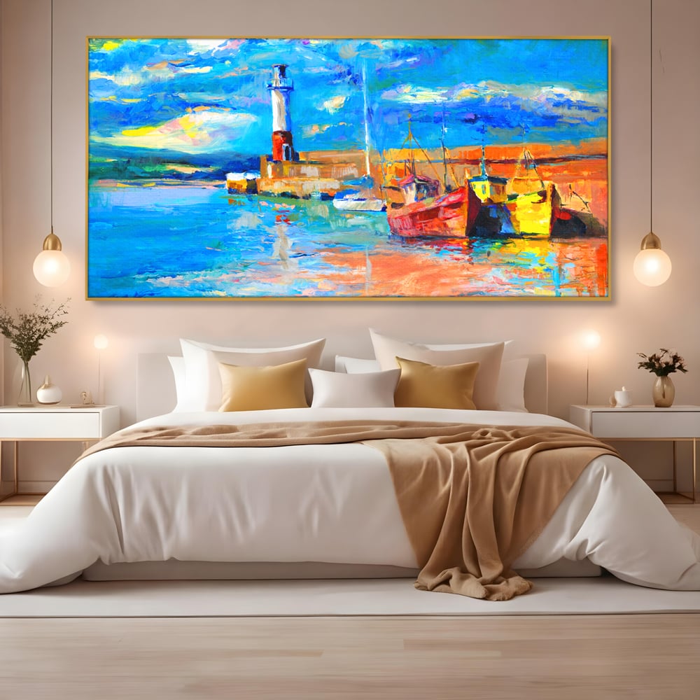 Tablou canvas cu tablou canvas cu far si barci, in rama de aluminiu auriu, pe perete intr-un dormitor