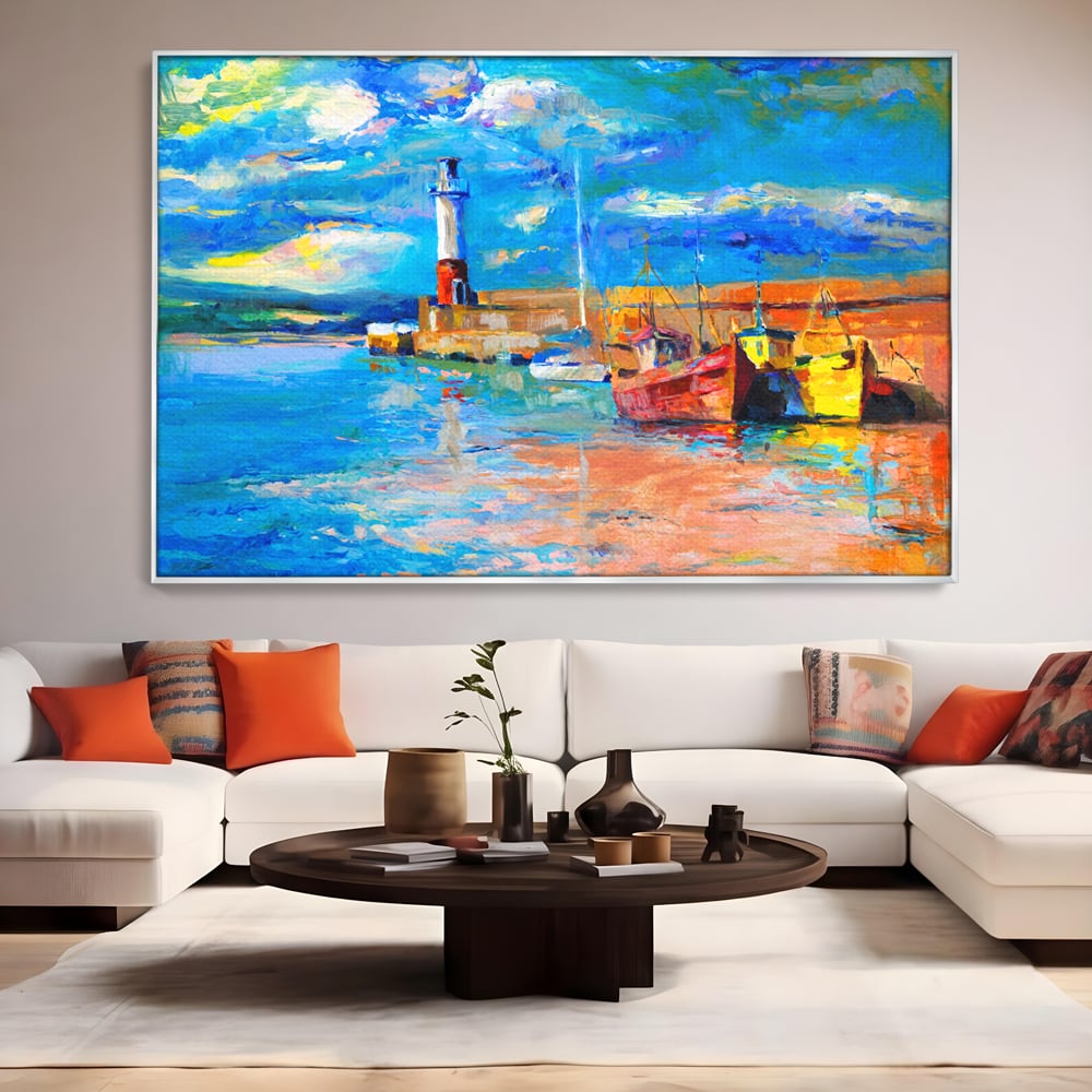 Tablou canvas cu tablou canvas cu far si barci, in rama de aluminiu argintiu, pe perete intr-un living