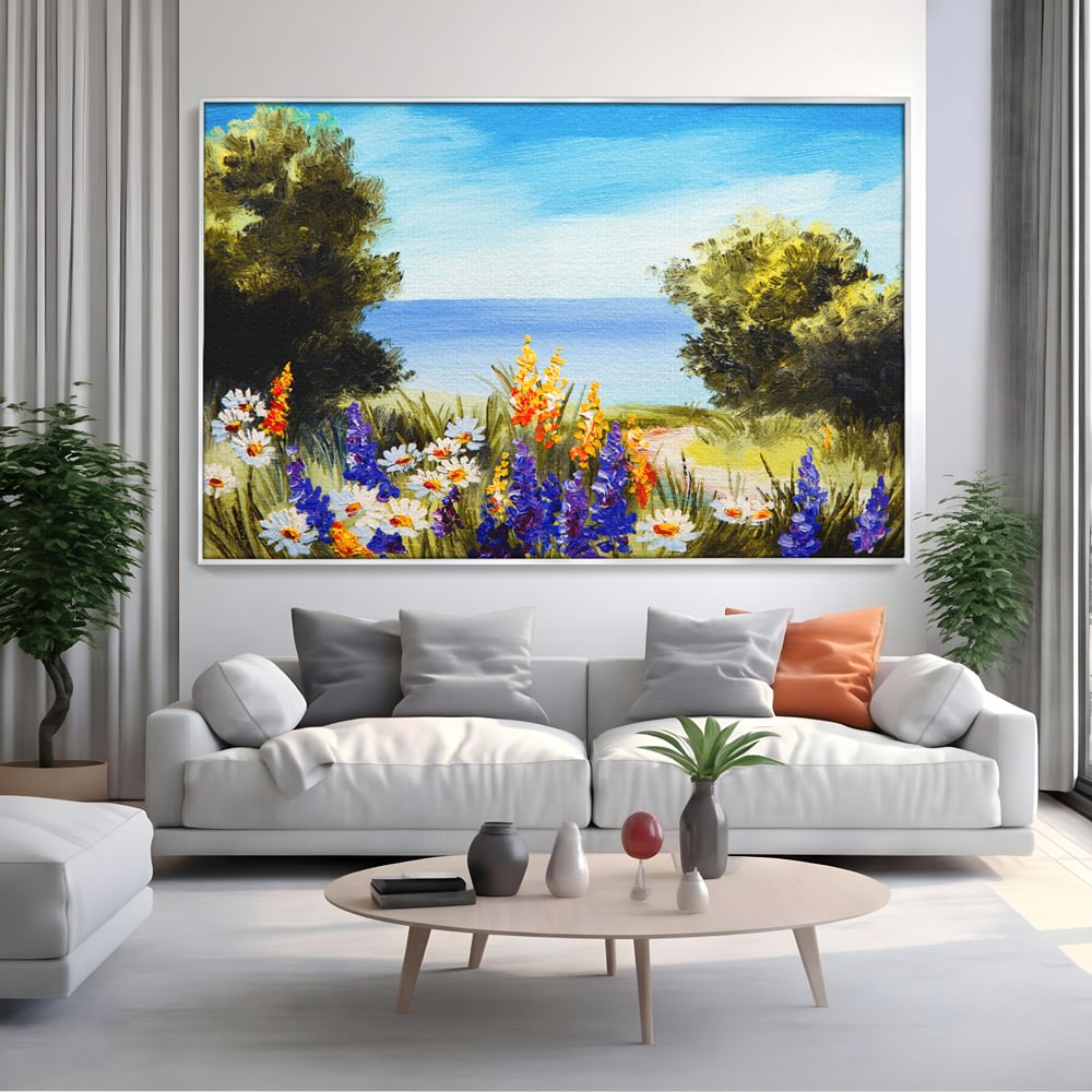 Tablou canvas cu tablou canvas cu peisaj marin si flori de camp, in rama de aluminiu argintiu, pe perete intr-un living