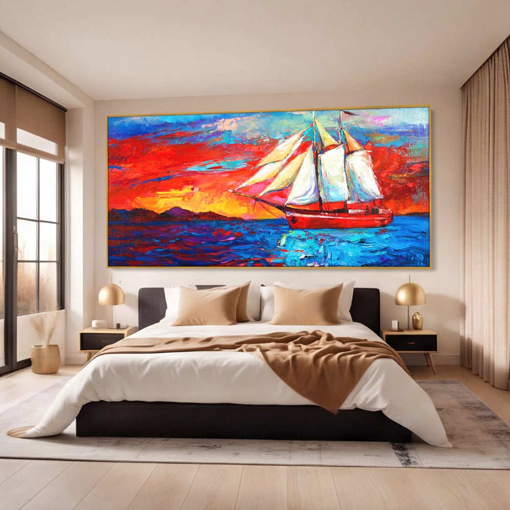 Tablou canvas cu tablou canvas cu vapor cu vele pe mare, in rama de aluminiu auriu, pe perete intr-un dormitor