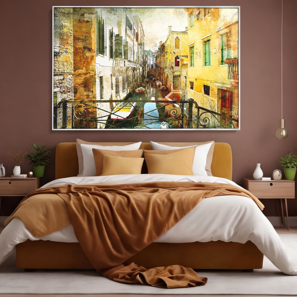 Tablou canvas cu tablou canvas cu peisaj venetian, in rama de aluminiu argintiu, pe perete intr-un dormitor