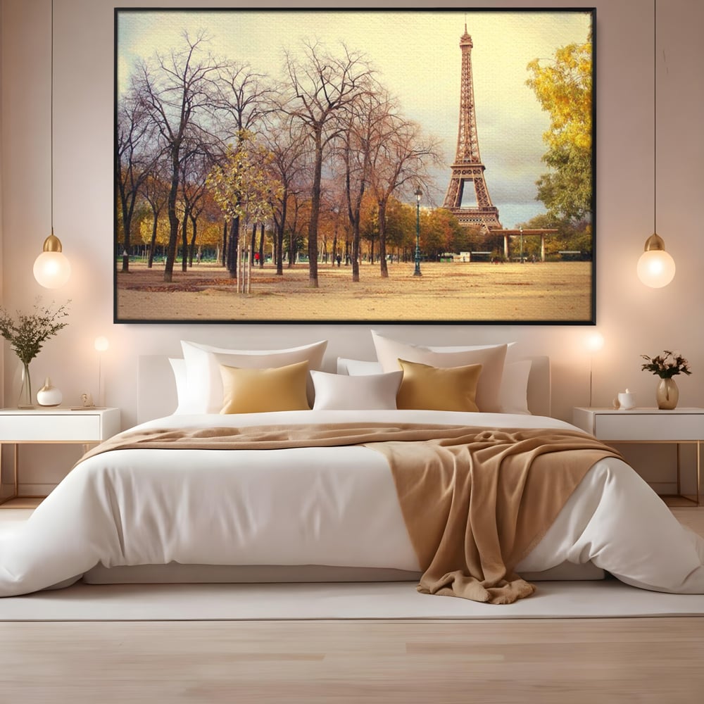 Tablou canvas cu tablou canvas cu turnul eiffel toamna, in rama de aluminiu negru, pe perete intr-un dormitor