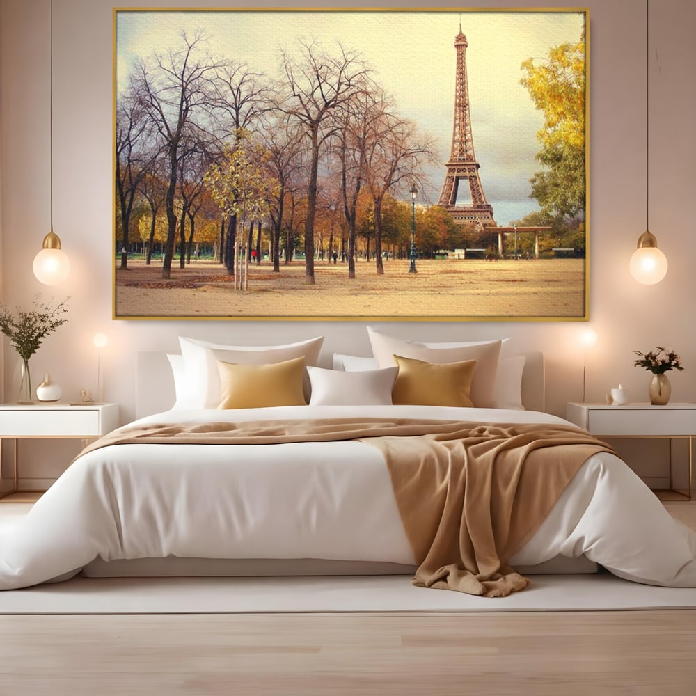Tablou canvas cu tablou canvas cu turnul eiffel toamna, in rama de aluminiu auriu, pe perete intr-un dormitor