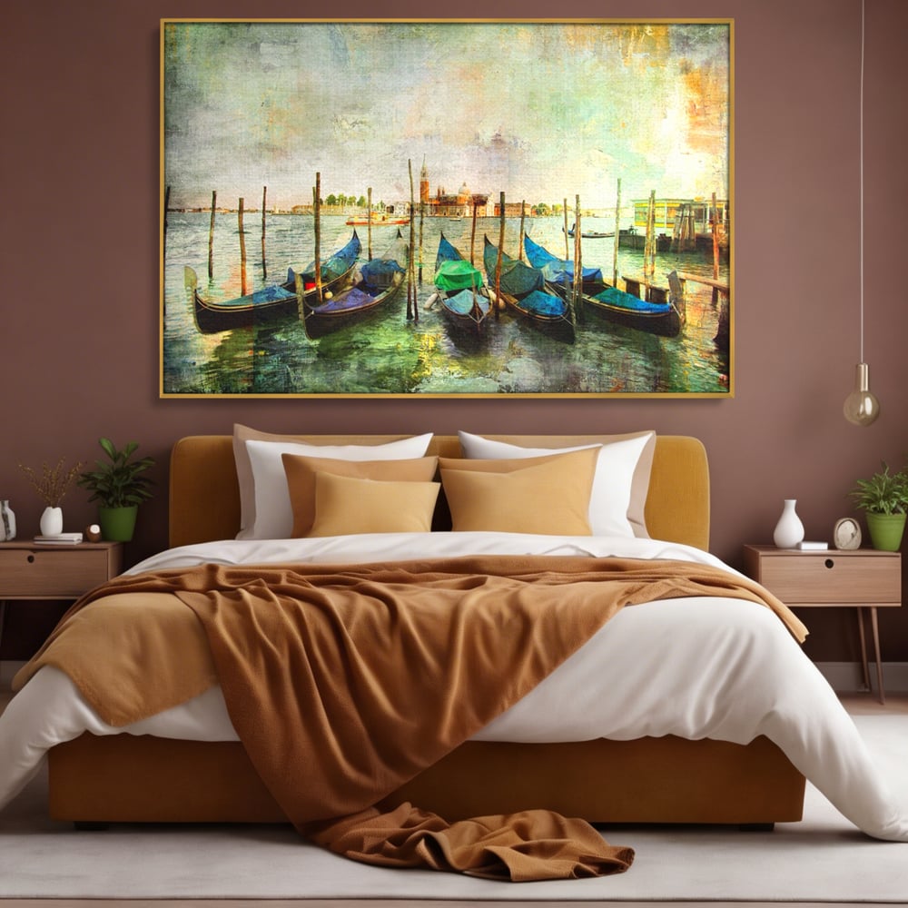Tablou canvas cu pictura orizontala cu gondole in venetia, in rama de aluminiu auriu, pe perete intr-un dormitor