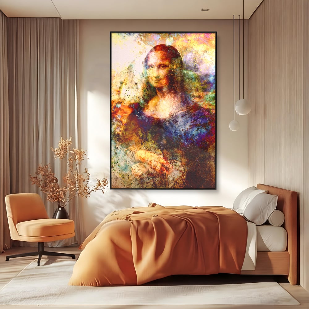 Tablou canvas cu tablou canvas cu mona lisa in culori vibrante, in rama de aluminiu negru, pe perete intr-un dormitor