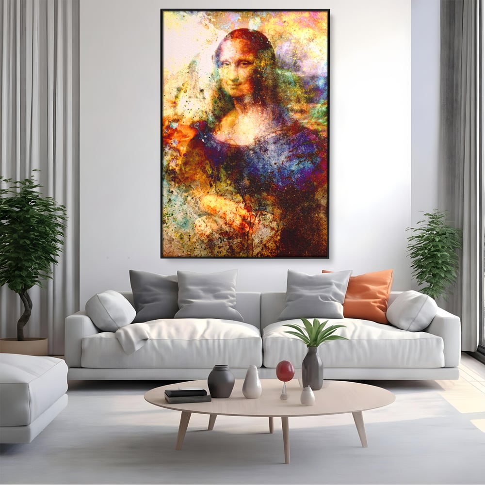 Tablou canvas cu tablou canvas cu mona lisa in culori vibrante, in rama de aluminiu negru, pe perete intr-un living