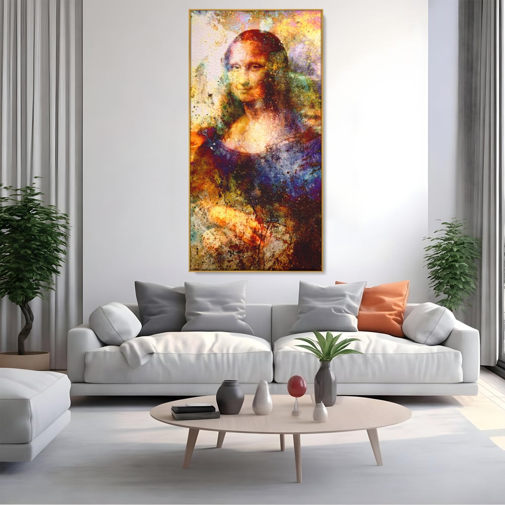 Tablou canvas cu tablou canvas cu mona lisa in culori vibrante, in rama de aluminiu auriu, pe perete intr-un living