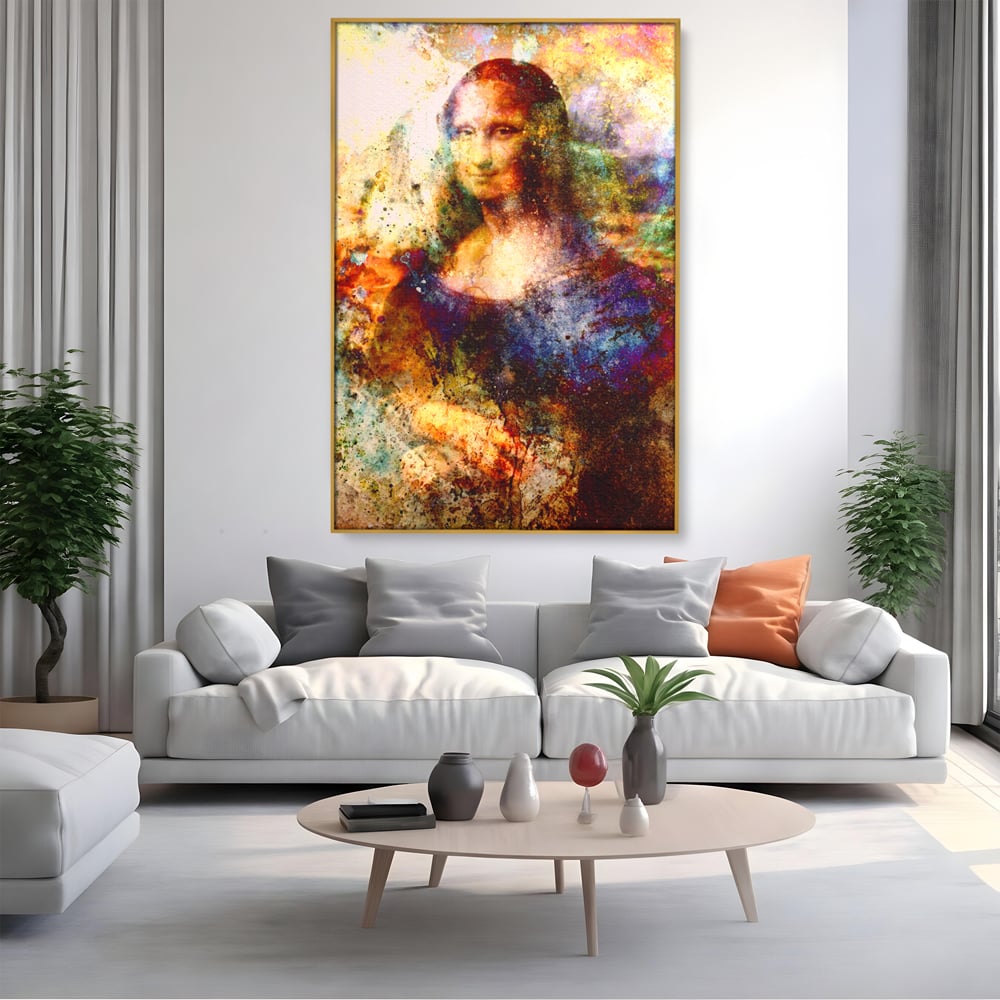 Tablou canvas cu tablou canvas cu mona lisa in culori vibrante, in rama de aluminiu auriu, pe perete intr-un living