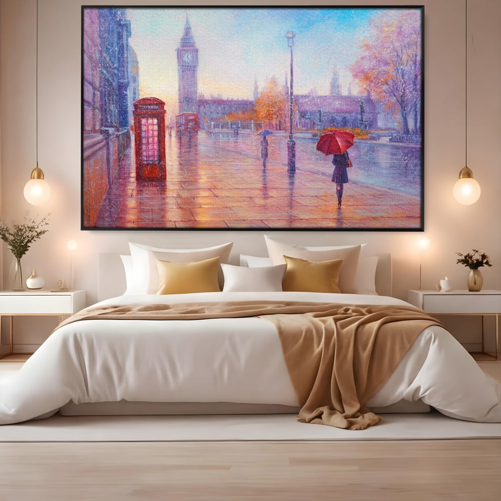 Tablou canvas cu pictura stradala cu ploaie in londra, in rama de aluminiu negru, pe perete intr-un dormitor