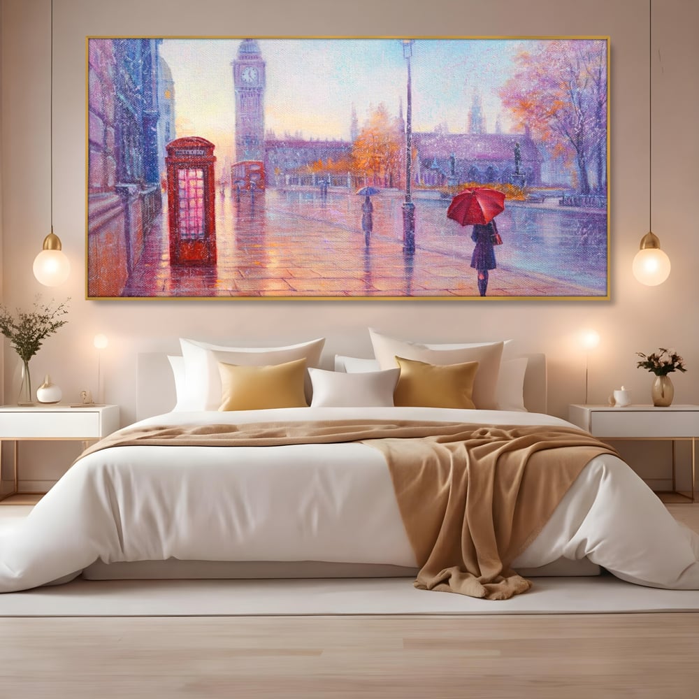 Tablou canvas cu pictura stradala cu ploaie in londra, in rama de aluminiu auriu, pe perete intr-un dormitor