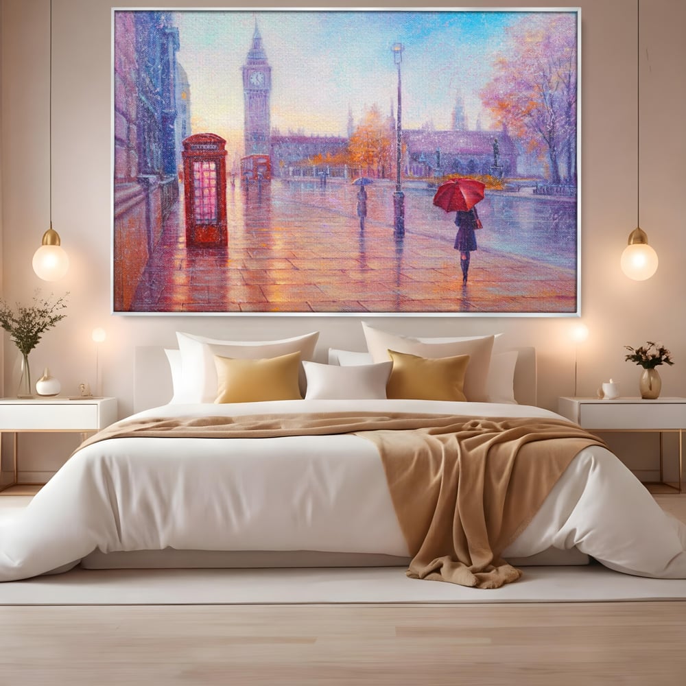 Tablou canvas cu pictura stradala cu ploaie in londra, in rama de aluminiu argintiu, pe perete intr-un dormitor
