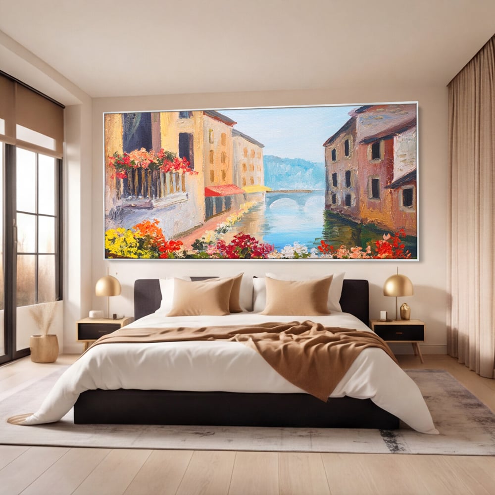 Tablou canvas cu pictura cu canal italian si flori, in rama de aluminiu argintiu, pe perete intr-un dormitor