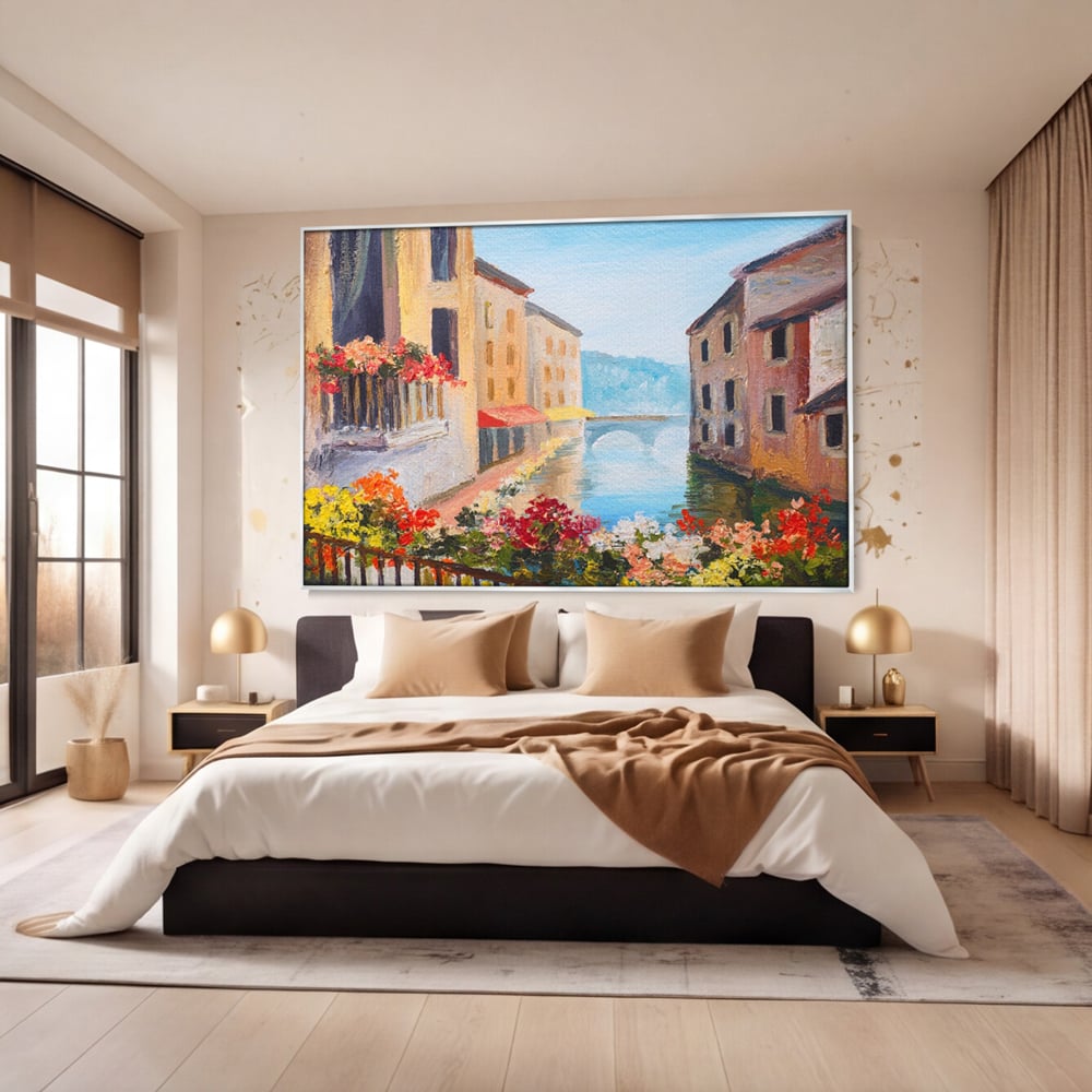 Tablou canvas cu pictura cu canal italian si flori, in rama de aluminiu argintiu, pe perete intr-un dormitor