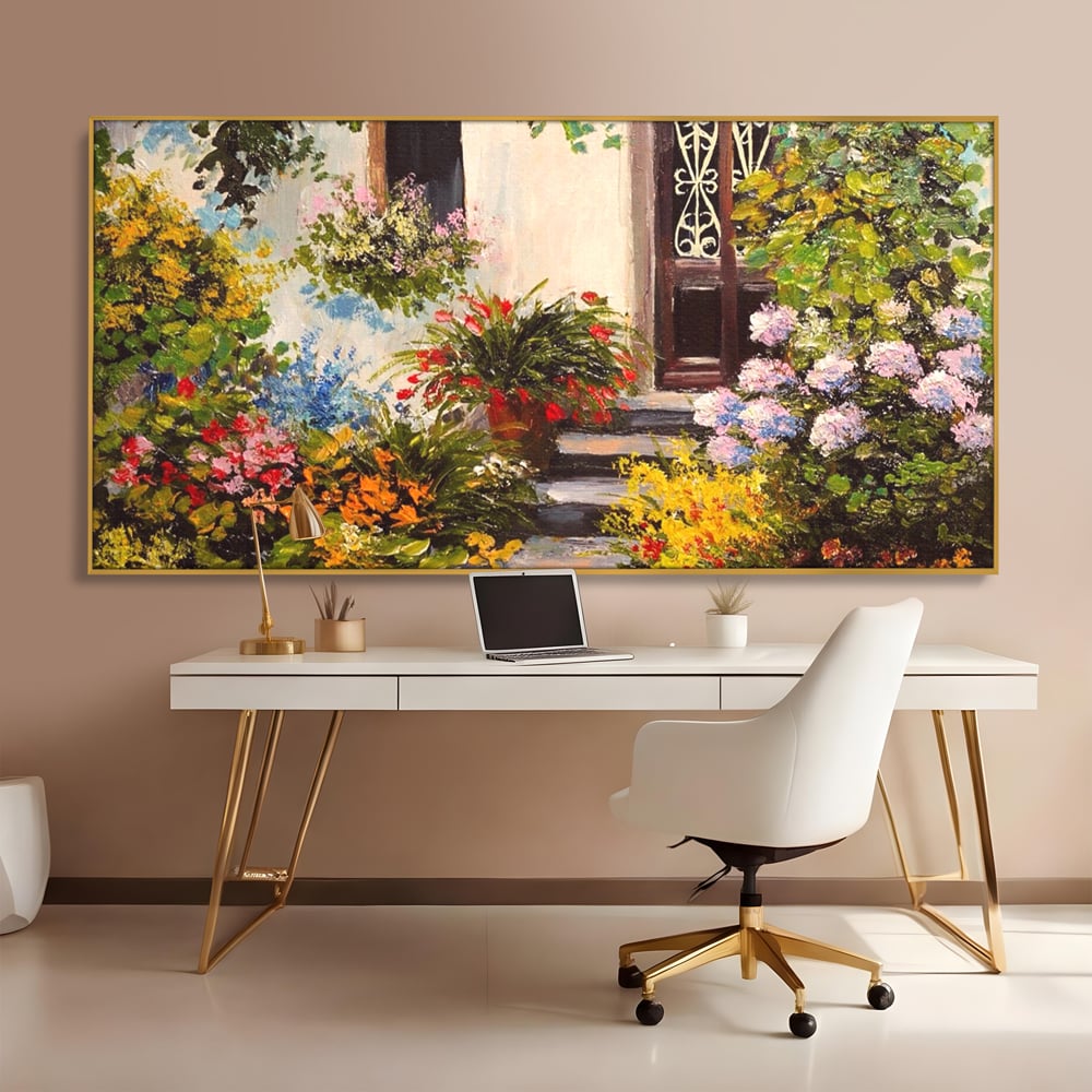 Tablou canvas cu tablou canvas cu alee florala si casa, in rama de aluminiu auriu, pe perete intr-un birou