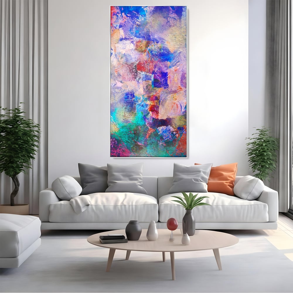 Tablou canvas cu pictura abstracta cu pete colorate, in rama de aluminiu argintiu, pe perete intr-un living