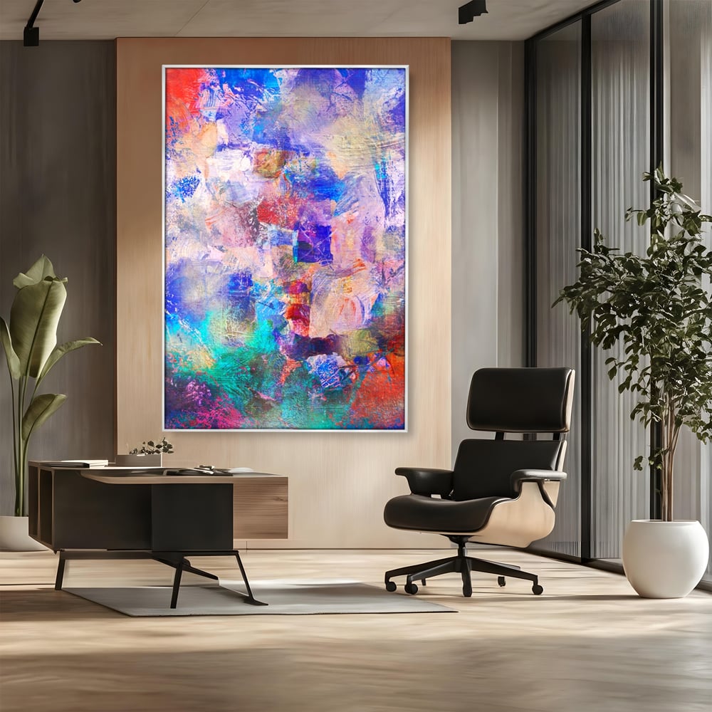 Tablou canvas cu pictura abstracta cu pete colorate, in rama de aluminiu argintiu, pe perete intr-un birou