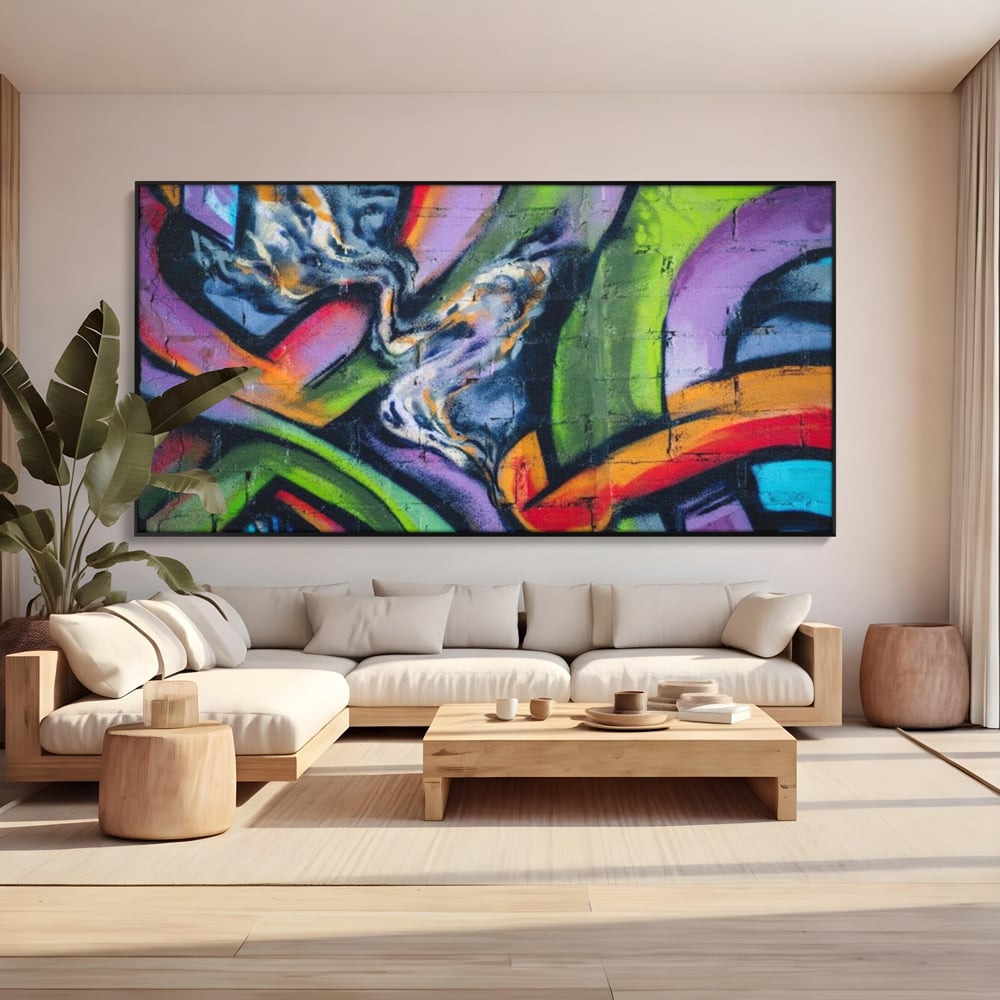 Tablou canvas cu tablou canvas cu graffiti abstract colorat, in rama de aluminiu negru, pe perete intr-un living