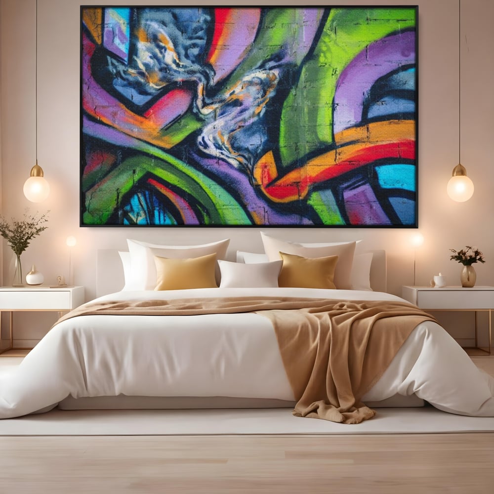 Tablou canvas cu tablou canvas cu graffiti abstract colorat, in rama de aluminiu negru, pe perete intr-un dormitor