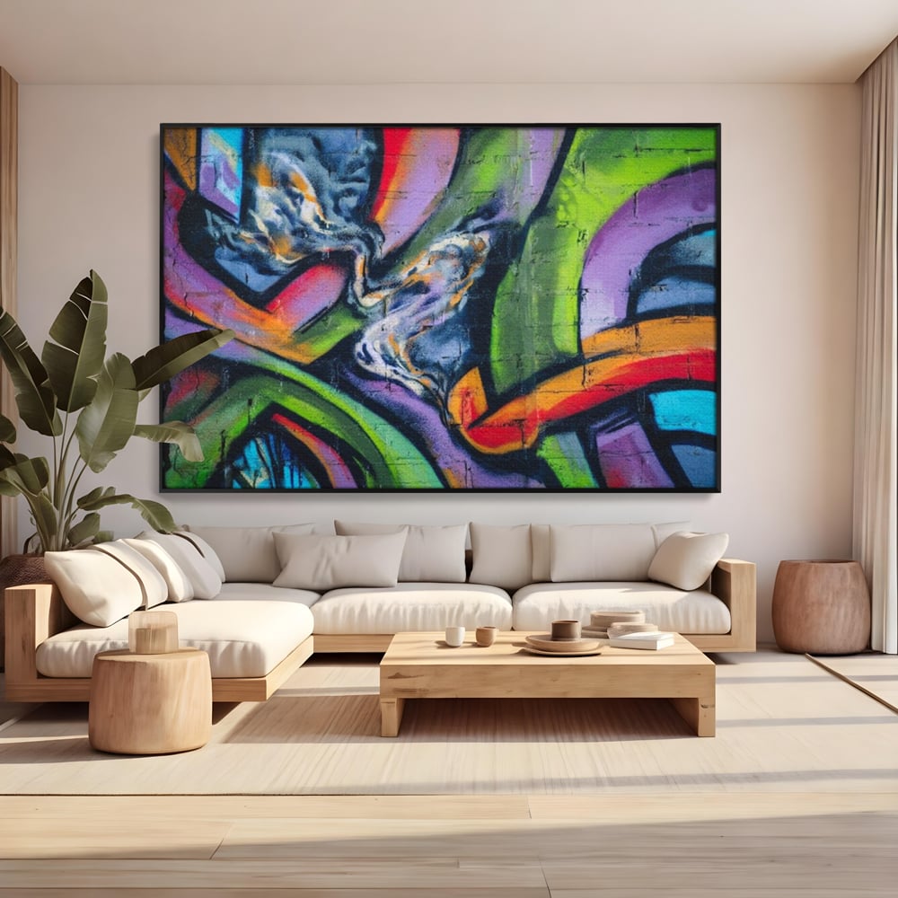 Tablou canvas cu tablou canvas cu graffiti abstract colorat, in rama de aluminiu negru, pe perete intr-un living