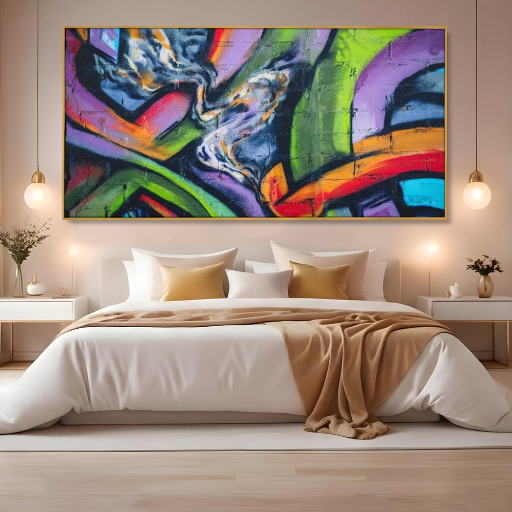 Tablou canvas cu tablou canvas cu graffiti abstract colorat, in rama de aluminiu auriu, pe perete intr-un dormitor