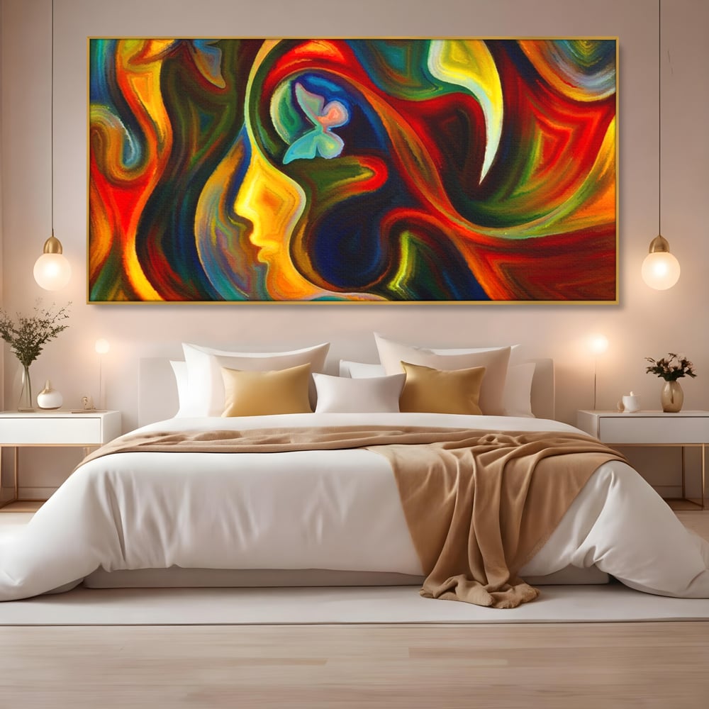 Tablou canvas cu pictura abstracta cu profil uman si fluturi, in rama de aluminiu auriu, pe perete intr-un dormitor