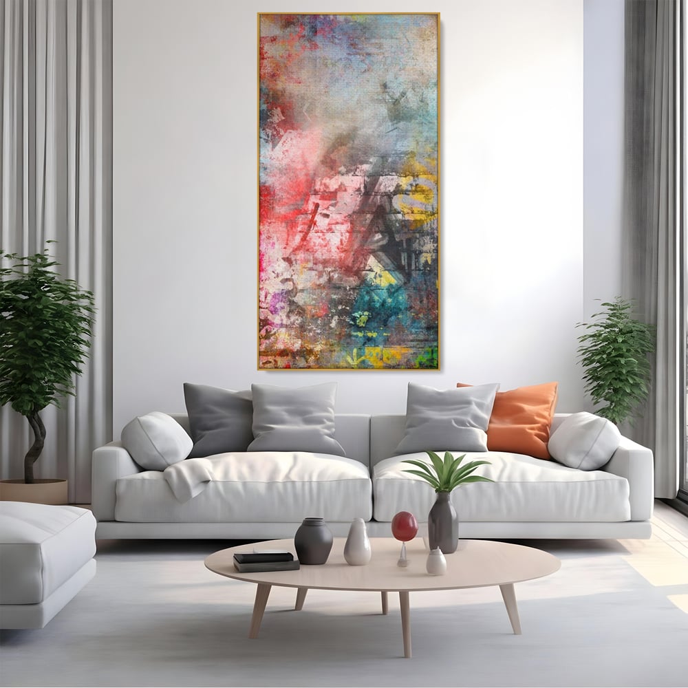Tablou canvas cu tablou canvas cu arta abstracta si graffiti, in rama de aluminiu auriu, pe perete intr-un living