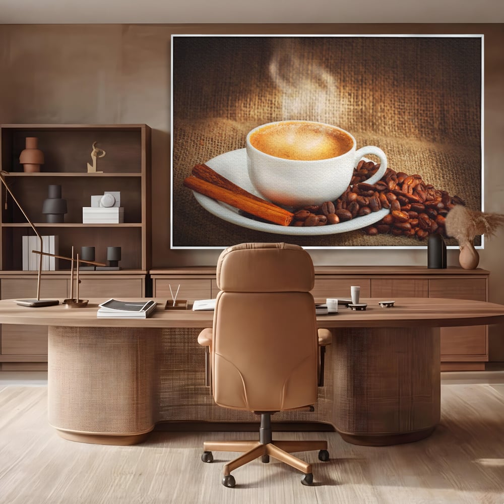 Tablou canvas cu tablou canvas cu ceasca de cafea si scortisoara, in rama de aluminiu argintiu, pe perete intr-un birou