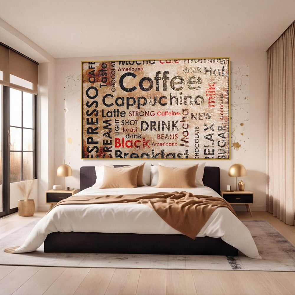 Tablou canvas cu tablou canvas tipografie cafea, in rama de aluminiu auriu, pe perete intr-un dormitor