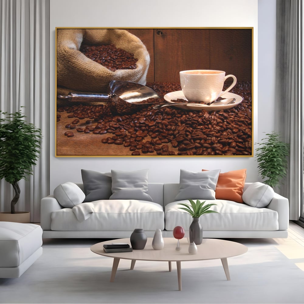 Tablou canvas cu tablou cu cana de cafea si sac de iuta, in rama de aluminiu auriu, pe perete intr-un living
