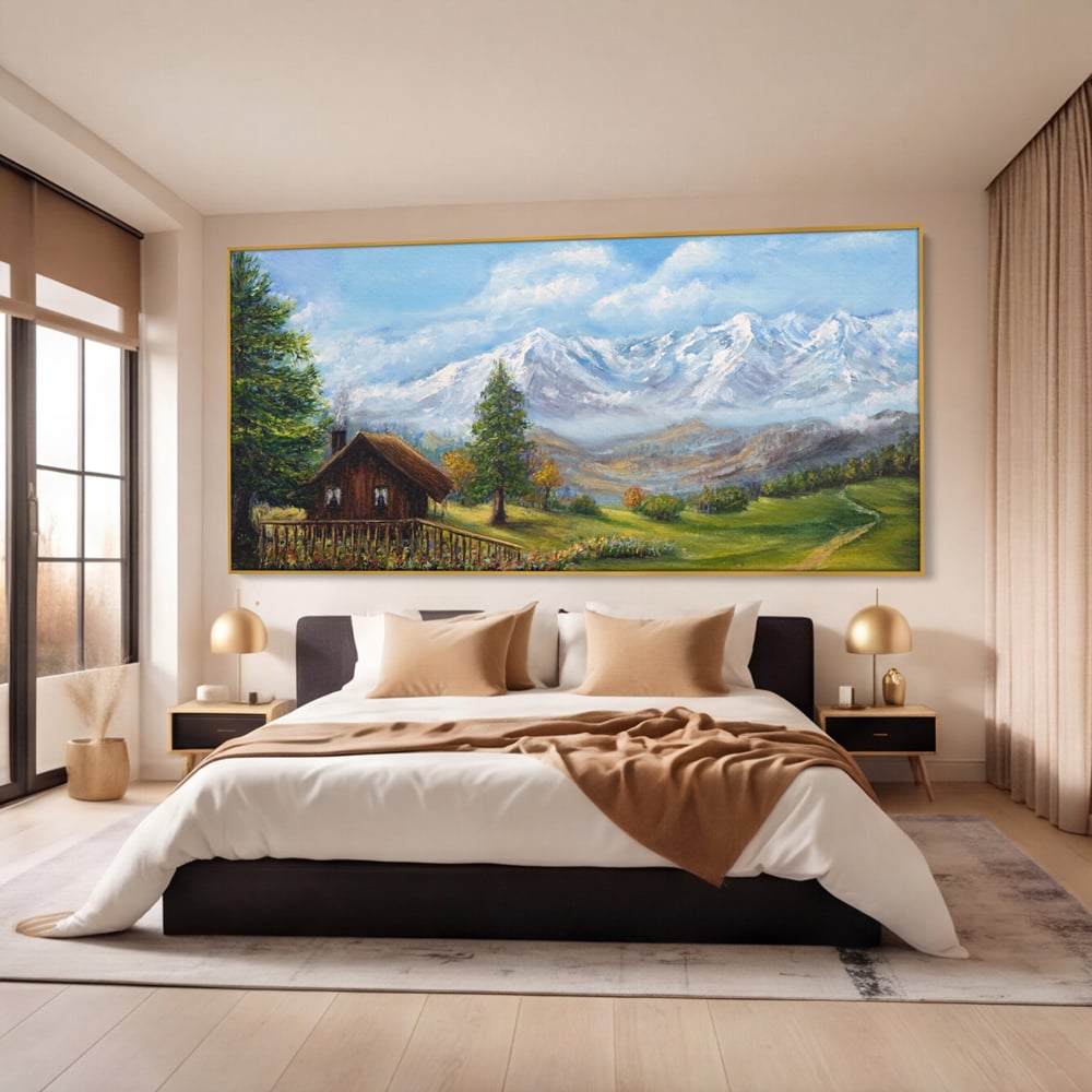 Tablou canvas cu tablou canvas cu peisaj montan si cabana, in rama de aluminiu auriu, pe perete intr-un dormitor