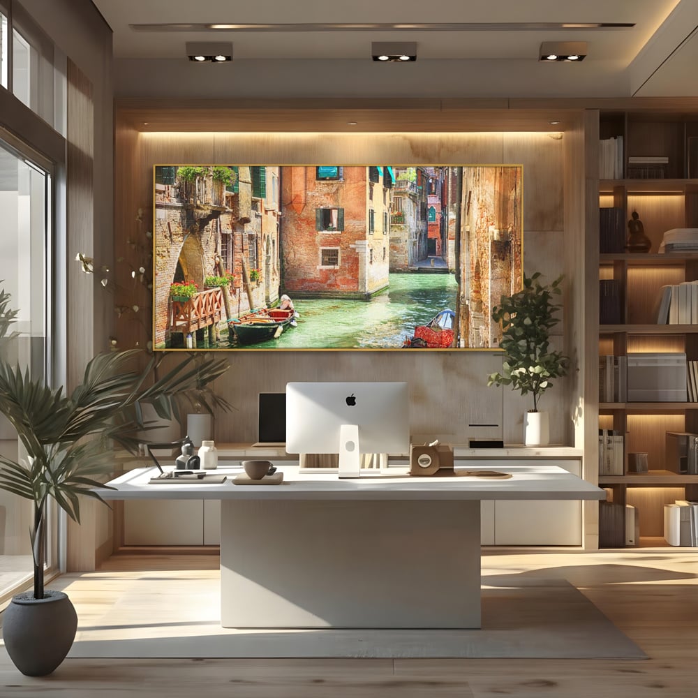 Tablou canvas cu tablou canvas cu peisaj din venetia, in rama de aluminiu auriu, pe perete intr-un birou