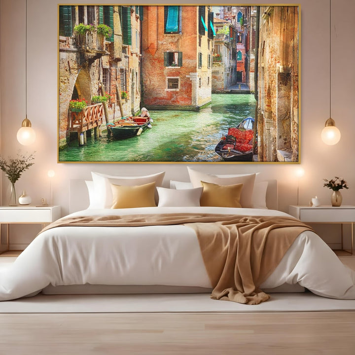 Tablou canvas cu tablou canvas cu peisaj din venetia, in rama de aluminiu auriu, pe perete intr-un dormitor