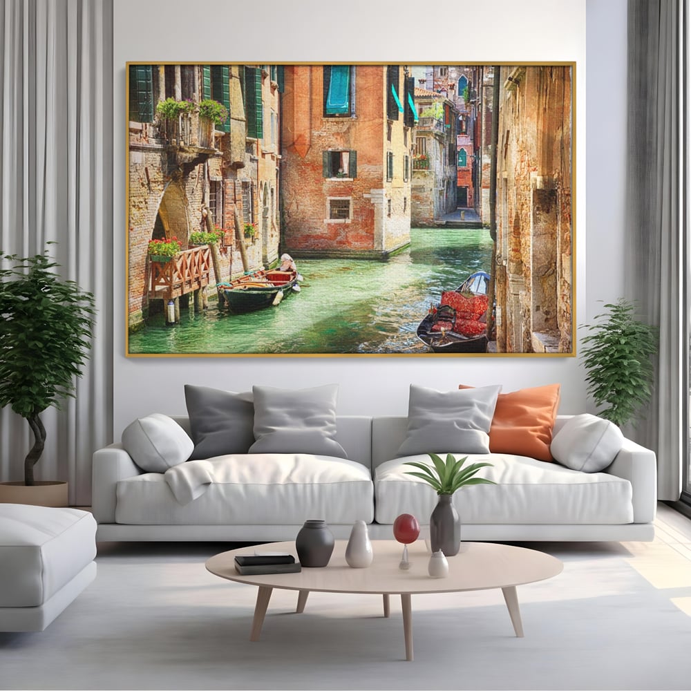 Tablou canvas cu tablou canvas cu peisaj din venetia, in rama de aluminiu auriu, pe perete intr-un living