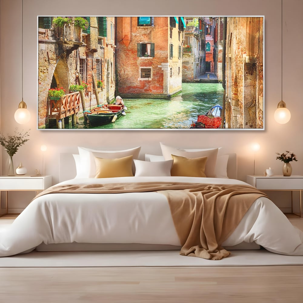 Tablou canvas cu tablou canvas cu peisaj din venetia, in rama de aluminiu argintiu, pe perete intr-un dormitor