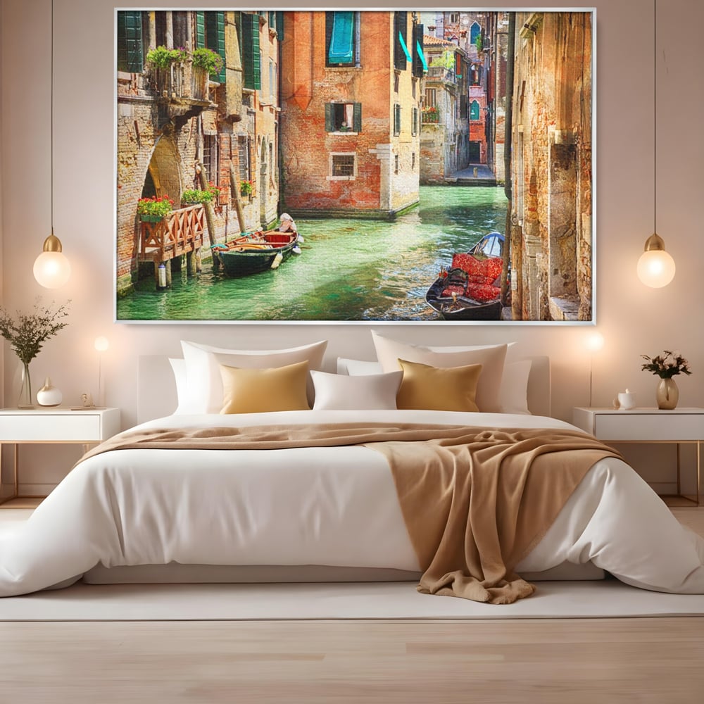 Tablou canvas cu tablou canvas cu peisaj din venetia, in rama de aluminiu argintiu, pe perete intr-un dormitor