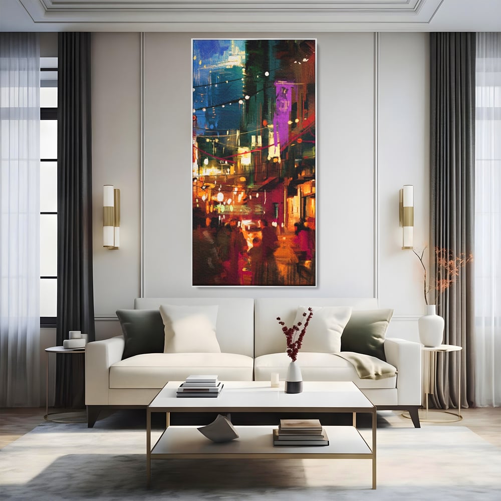 Tablou canvas cu tablou canvas cu peisaj urban nocturn, in rama de aluminiu argintiu, pe perete intr-un living
