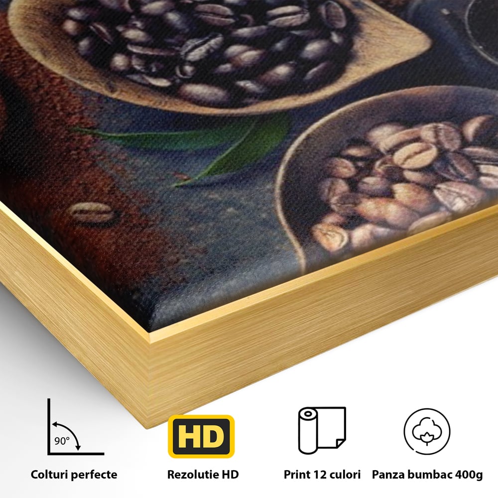 Detaliu al suprafetei: tablou cu boabe de cafea in linguri de lemn, in rama de aluminiu auriu