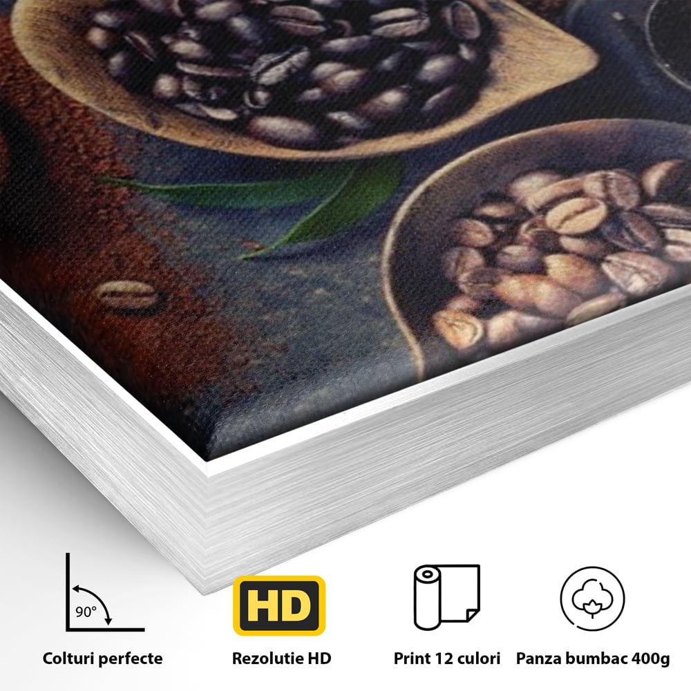 Detaliu al suprafetei: tablou cu boabe de cafea in linguri de lemn, in rama de aluminiu argintiu