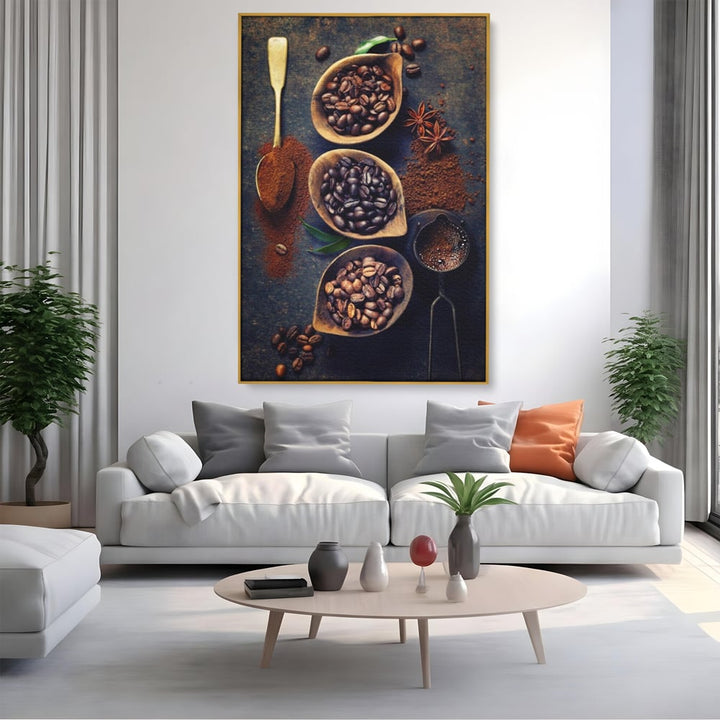 Tablou canvas cu tablou cu boabe de cafea in linguri de lemn, in rama de aluminiu auriu, pe perete intr-un living
