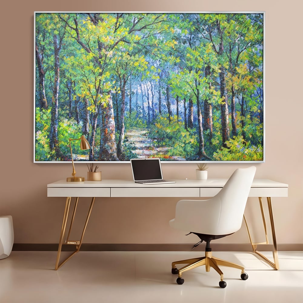 Tablou canvas cu tablou canvas cu peisaj de padure, in rama de aluminiu argintiu, pe perete intr-un birou