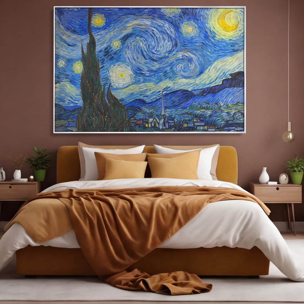 Tablou canvas cu reproducere pictura noapte instelata van gogh, in rama de aluminiu argintiu, pe perete intr-un dormitor