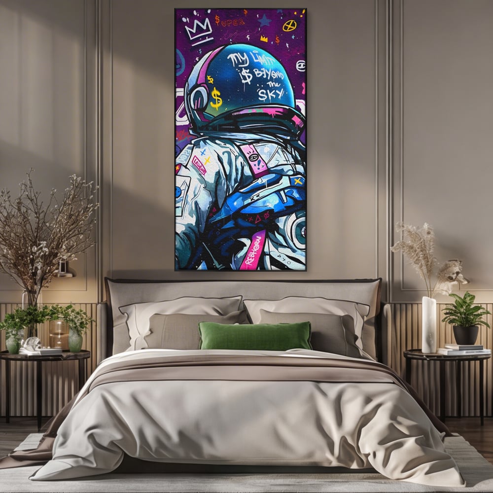 Tablou canvas cu tablou canvas cu astronaut graffiti, in rama de aluminiu negru, pe perete intr-un dormitor